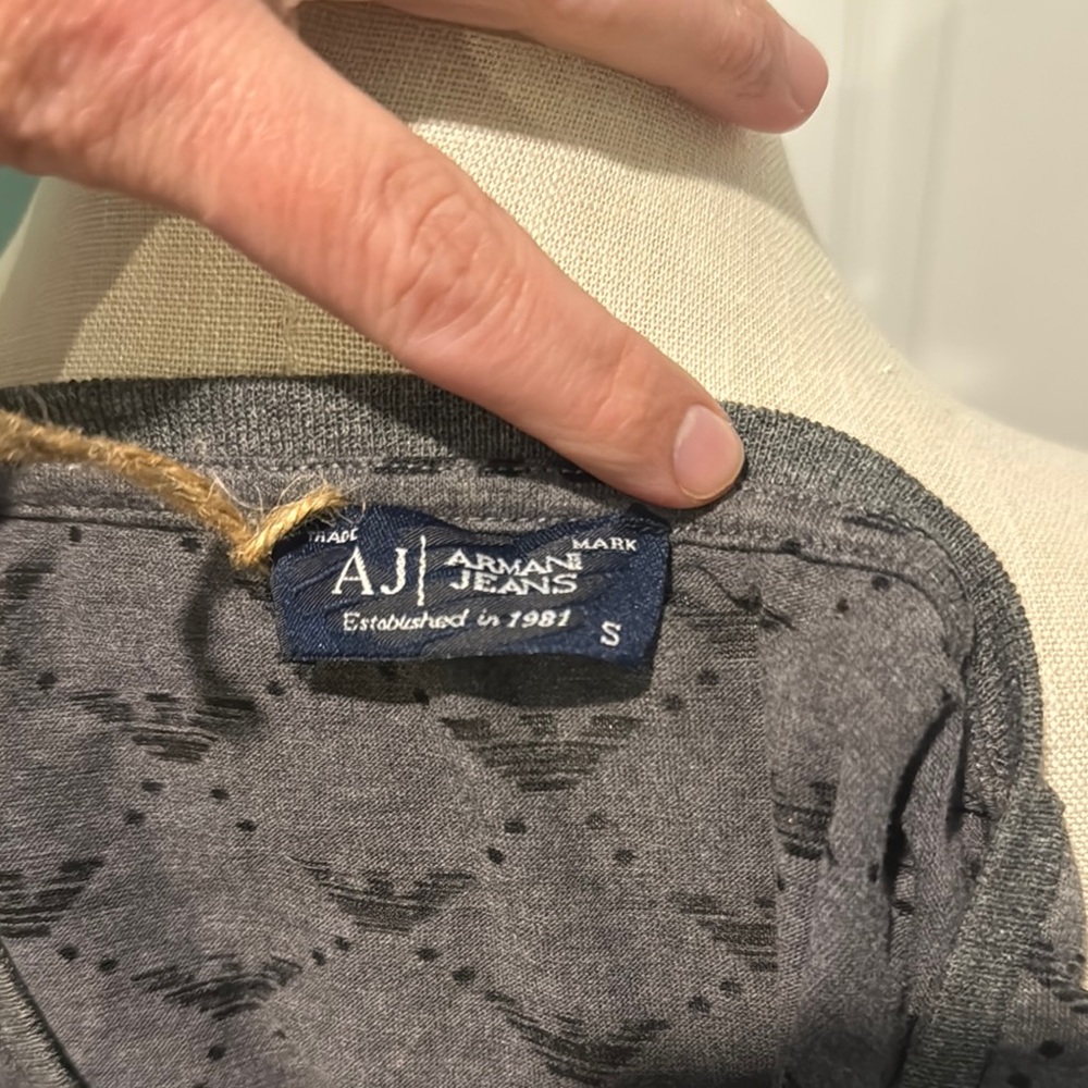 ARMANI Jeans All Over‎ Eagle Print v-neck T-shirt size Small. NWOT - Picture 5 of 6